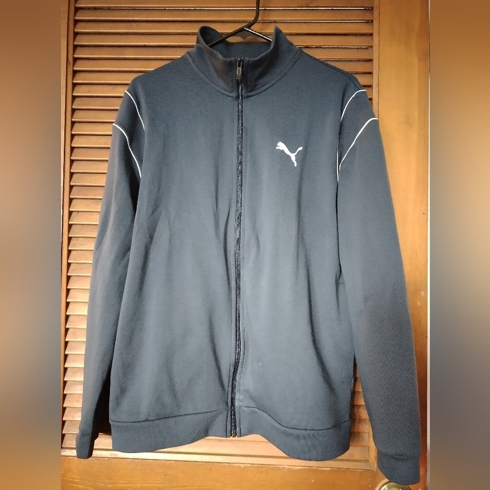 Puma Jacket Size Large Men Green has light spots